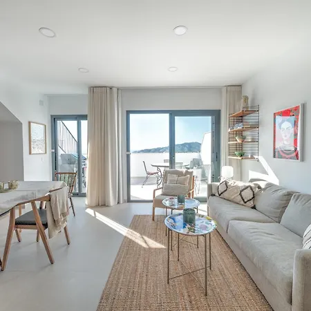 Modern Townhouse With 3 Terraces, Pool And Views Prázdninový dům *