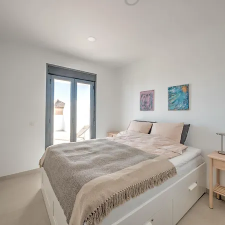 Modern Townhouse With 3 Terraces, Pool And Views Prázdninový dům Nerja