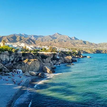 Modern Townhouse With 3 Terraces, Pool And Views Prázdninový dům Nerja